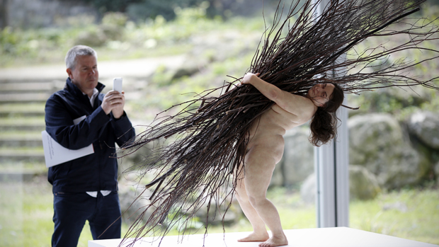 As esculturas hiperrealistas de Ron Mueck ficam em exposição até setembro, na França