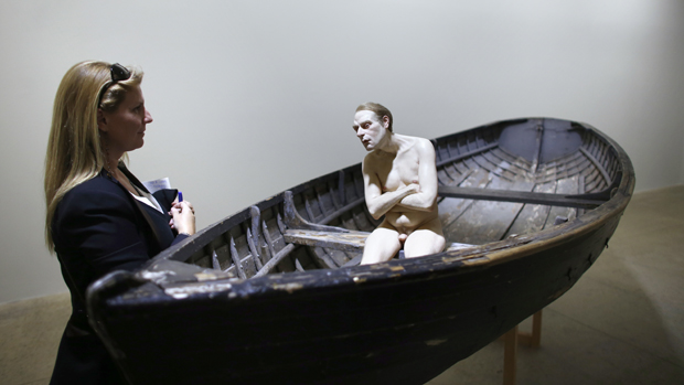 As esculturas hiperrealistas de Ron Mueck ficam em exposição até setembro, na França