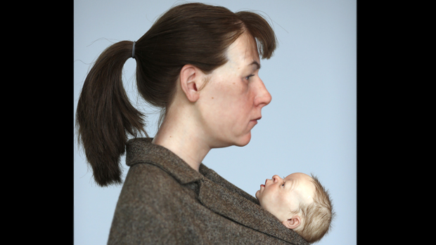 Escultura hiperrealista de Ron Mueck, em exposição na Fundação Cartier de Paris