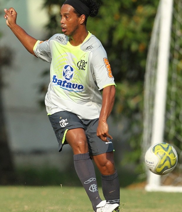 Olhar para um lado, bola para o outro: um dos passes com a marca de Ronaldinho Gaúcho no treino coletivo de segunda-feira