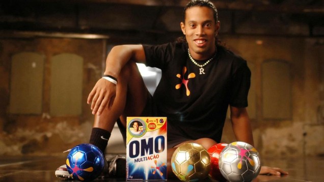 Ronaldinho Gaúcho em anúncio do sabão em pó Omo