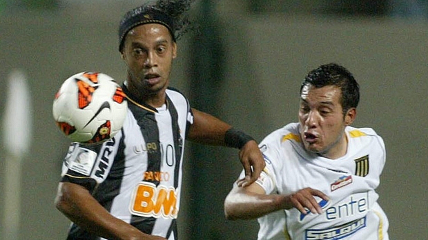 Ronaldinho marcou, de pênalti, o segundo gol do Atlético contra o Strongest