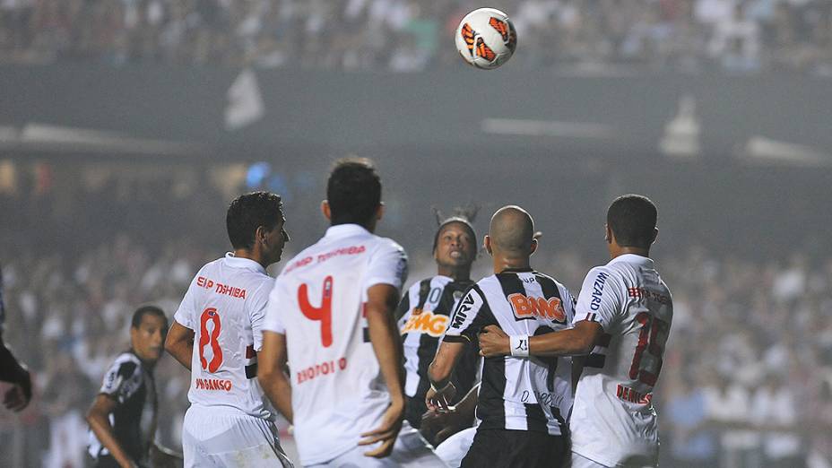 Gol de Ronaldinho Gaúcho do Atlético Mineiro (MG) no jogo de ida das oitavas de final da Taça Libertadores da América no Morumbi