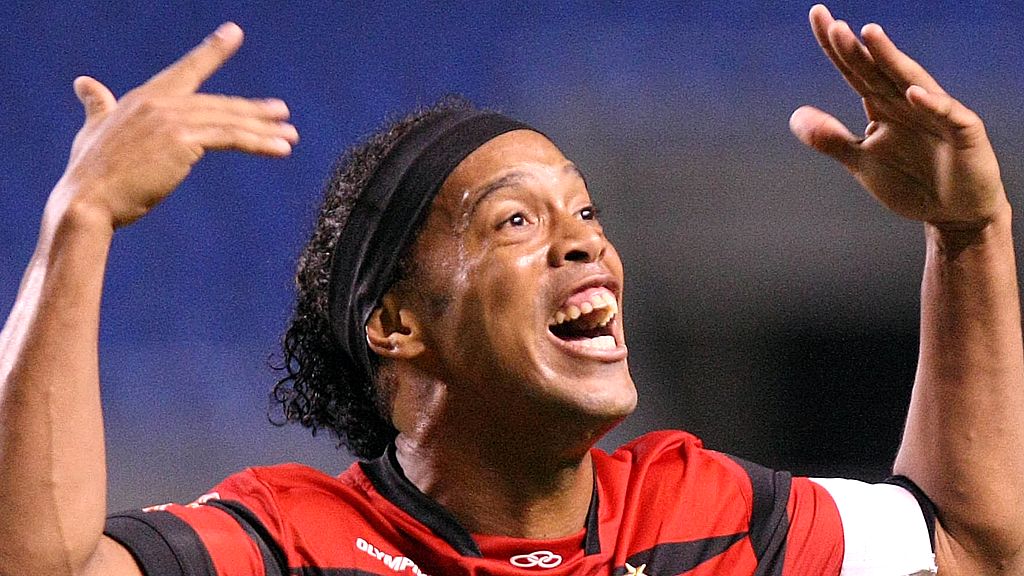 Ronaldinho comemora seu gol contra o Grêmio, o segundo do Flamengo, no fim de julho