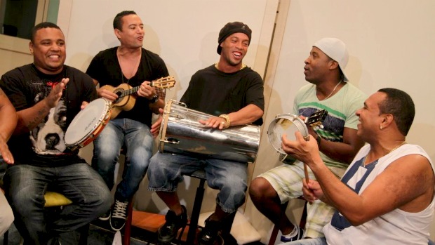 Ronaldinho Gaúcho fazendo o que gosta, nas férias: com o grupo Samba pra Gente, gravou samba de sua autoria sobre o futuro das crianças