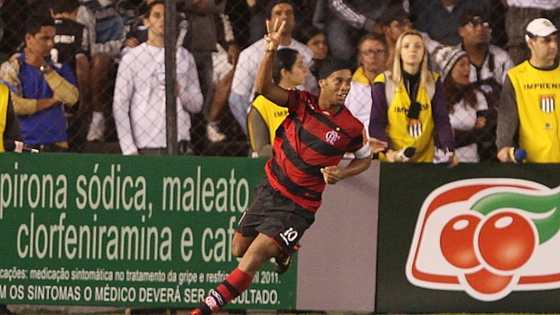 Ronaldinho Gaúcho, do Flamengo, comemora o quinto gol da equipe durante partida contra o Santos, válida pelo Campeonato Brasileiro 2011