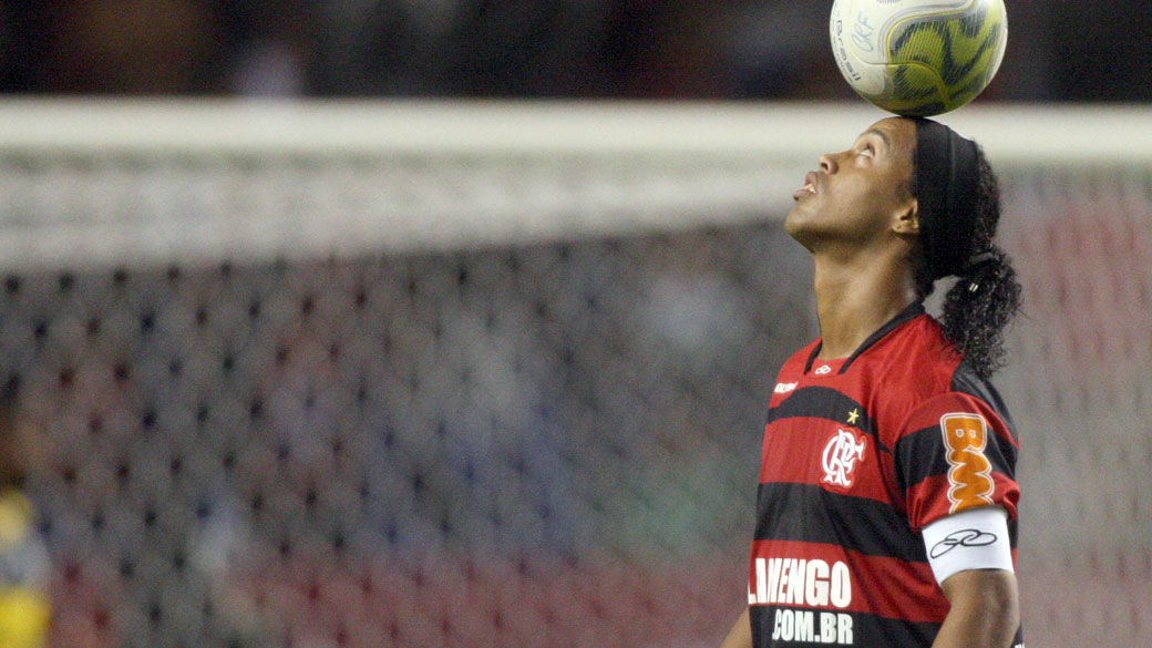 Ronaldinho Gaúcho durante a partida entre Flamengo e Fluminense. O jogo válido pelo Campeonato Carioca é o primeiro clássico do jogador com a camisa do Flamengo - 13/03/2011
