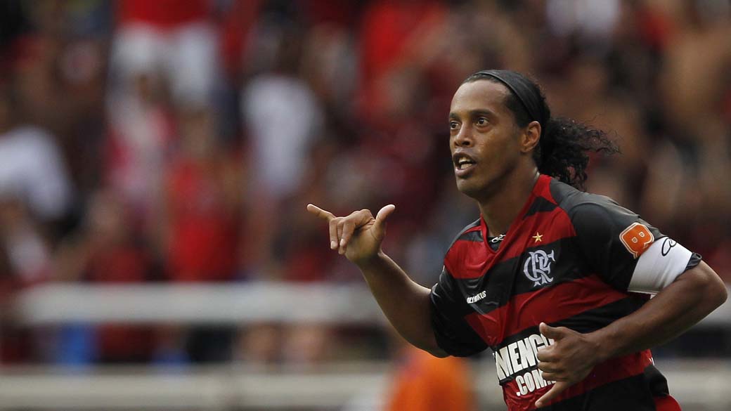 Ronaldinho Gaúcho comemora gol marcado pelo Flamengo
