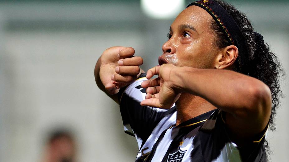 Ronaldinho Gaúcho comemora gol no jogo do Atlético-MG contra Arsenal de Sarandi