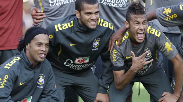 Ronaldinho Gaúcho (à esq) e Neymar (à dir) são os mais badalados do time de Mano Menezes