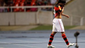 Ronaldinho Gaúcho deixa o campo após ser substituído no jogo entre Flamengo e Internacional, no Engenhão, no Rio