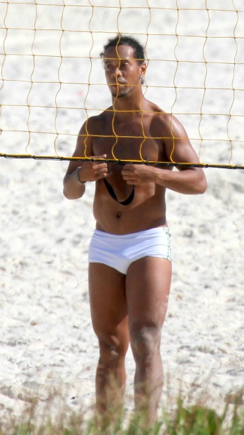 Ronaldinho Gaúcho na praia da Barra em partida de futevôle