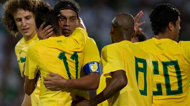 Ronaldinho Gaúcho comemora o fim do jejum de gols pela seleção. Ele marcou o gol de empate no amistoso contra o México, em Torreón