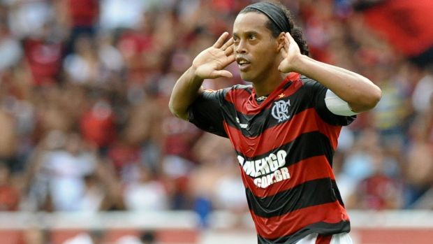 Ronaldinho Gaúcho marcou o gol do título, após bela cobrança de falta