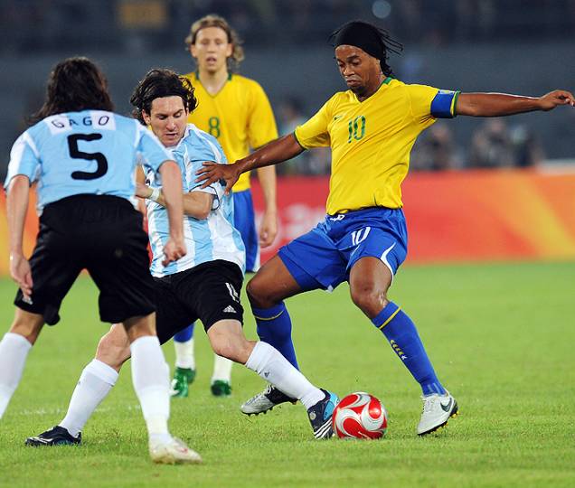 Messi e Ronaldinho durante partida pelos Jogos de Pequim, em 2008