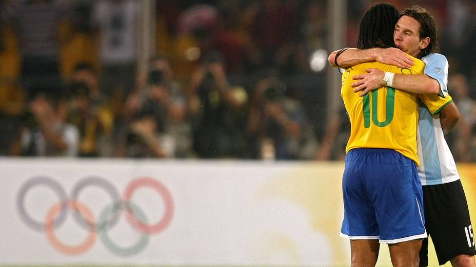 Messi e Ronaldinho se abraçam antes da partida pelos Jogos de Pequim, em 2008