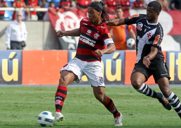 Ronaldinho Gaúcho disputa bola no jogo contra o Vasco