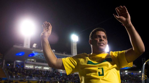 Ronaldo se despede após sua participação na partida contra a Romênia no Pacaembu, São Paulo