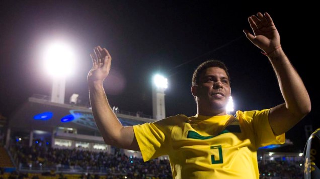 Ronaldo se despede após sua participação na partida contra a Romênia no Pacaembu, São Paulo Ronaldo se despede após sua participação na partida contra a Romênia no Pacaembu, São Paulo