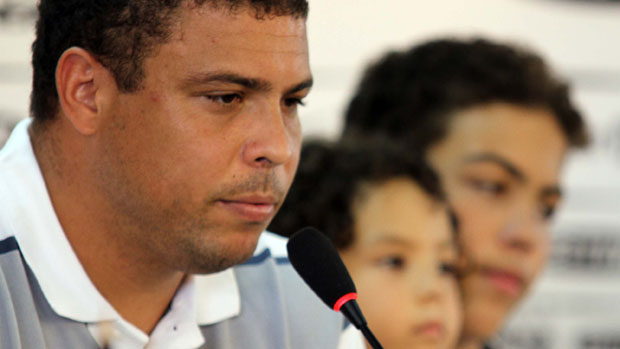 Ronaldo, acompanhado pelos filhos, anuncia o fim da carreira como jogador profissional: emoção e revelação de hipotireoidismo