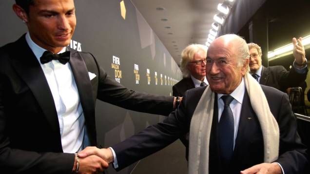 Cristiano Ronaldo e Blatter na festa do início deste ano