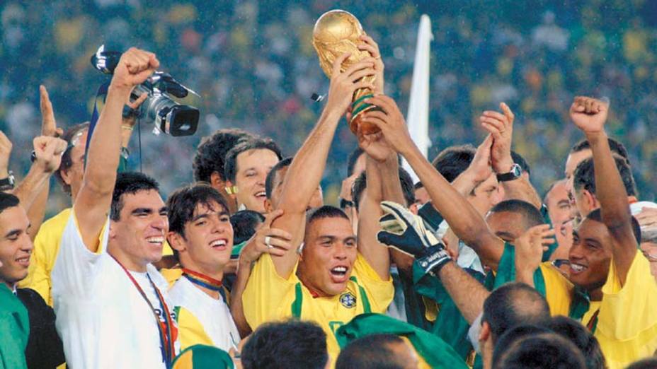 Ronaldo com a Taça Fifa, depois de derrotar a Alemanha na final da Copa do Mundo de Futebol, Estádio de Yokohama - 2002