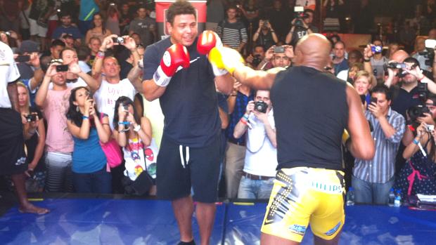  <br><br>  Ronaldo e Anderson Silva nos treinos livres do UFC 148, em Las Vegas
