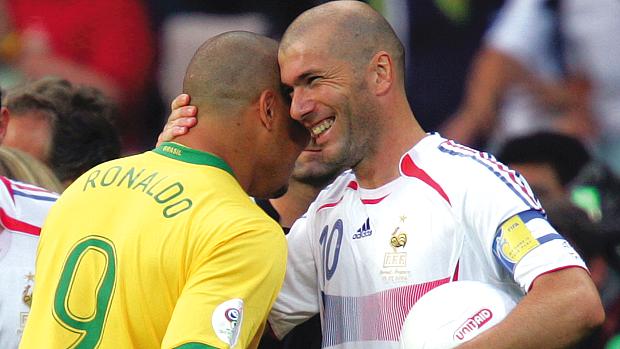 Ronaldo e Zidane se cumprimentam antes da vitória da França nas quartas de final da Copa do Mundo de 2006, na Alemanha