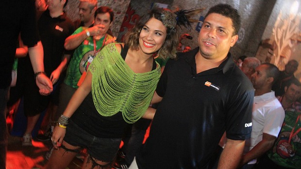 Ronaldo Fenômeno e a mulher, Bia Anthony, no camarote Expresso 2222