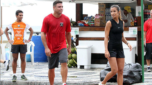 O ex-jogador Ronaldo passeia com a namorada Paula Morais no calçadão do Leblon neste sábado (02), no Rio de Janeiro