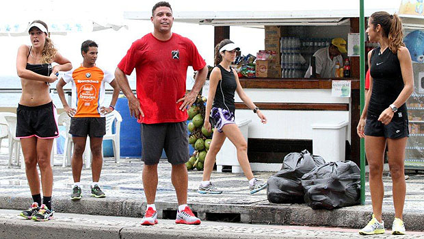 Ronaldo Fenômeno e sua namorada passeiam no calçadão do Leblon