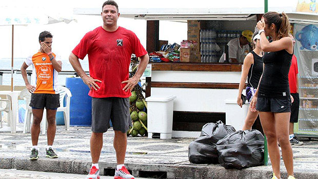 Ronaldo Fenômeno e sua namorada passeiam no calçadão do Leblon