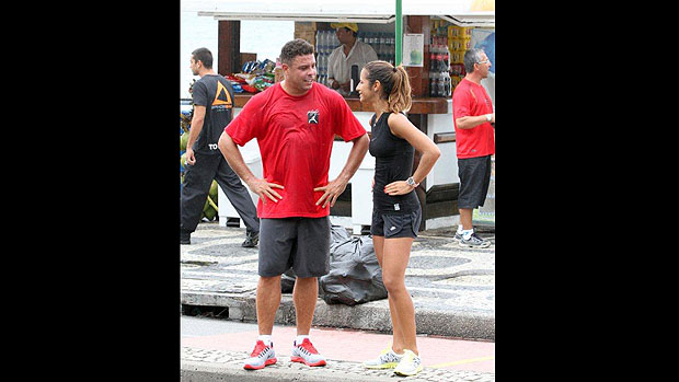 Ronaldo Fenômeno e sua namorada passeiam no calçadão do Leblo, no Rio de Janeiro