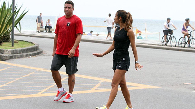 Ronaldo Fenômeno e sua namorada passeiam no calçadão do Leblon neste sábado (02), no Rio de Janeiro