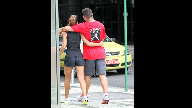 O ex-jogador Ronaldo passeia com a namorada Paula Morais no calçadão do Leblon neste sábado (02), no Rio de Janeiro