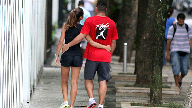 O ex-jogador Ronaldo passeia com a namorada Paula Morais no calçadão do Leblon neste sábado (02), no Rio de Janeiro