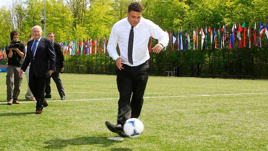 Observado por Blatter, Ronaldo disputa pênaltis com ministro Aldo Rebelo na sede da Fifa, na Suíça