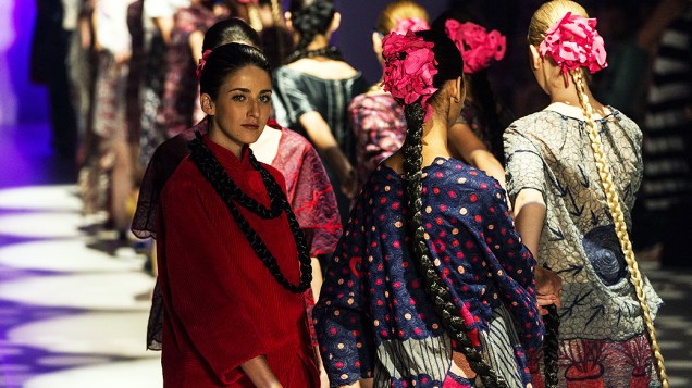 Modelos desfilam peças de Ronaldo Fraga no primeiro dia da São Paulo Fashion Week