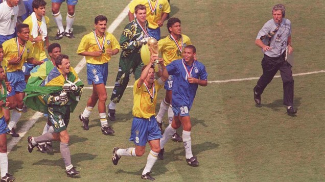 Aos 17 anos, com a camisa da Itália, Ronaldo comemora o título da Copa do Mundo de 1994, nos Estados Unidos