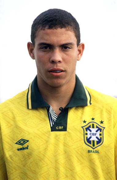 Ainda sem ser conhecido como Fenômeno, Ronaldo com a camisa da seleção brasileira, em 1994