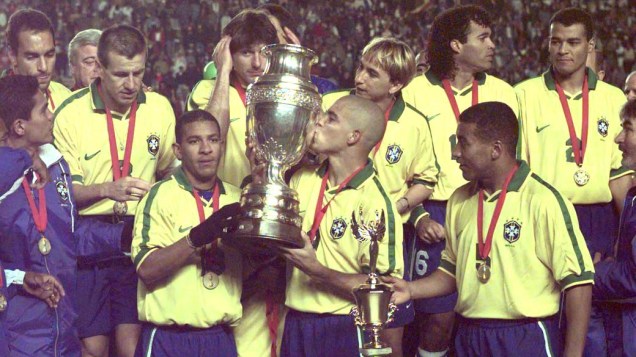 Em 1997, o atacante comemora o título da Copa América depois de vencer a Bolívia por 3 a 1