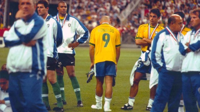 Ronaldo depois da final contra a França na final da Copa de 1998. Minutos antes da partida decisiva, o jogador sofreu uma convulsão. Sua escalação chegou a ser questionada, mas os médicos o autorizaram a entrar em campo