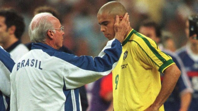 Zagallo consola Ronaldo depois da final da Copa de 1998, na França