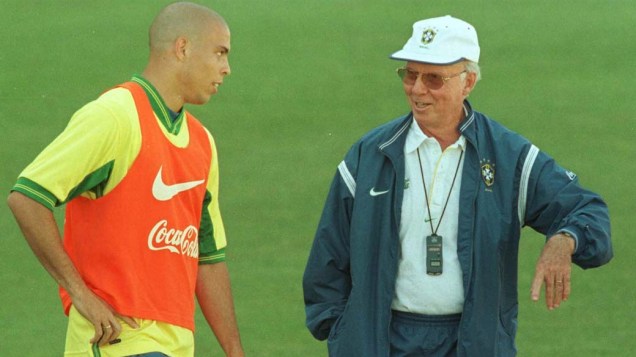 Ronaldo e Zagallo conversam durante um treino da Copa de 1998, na França