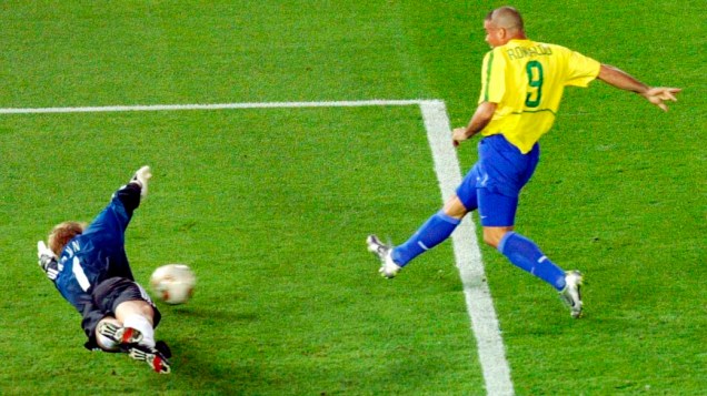 Momento em que Ronaldo chuta para marcar o segundo gol da Copa de 2022, na Coreia do Sul e no Japão