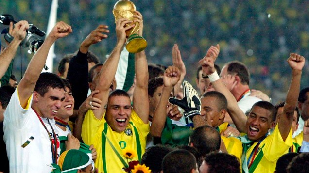 Depois de marcar dois gols na final, Ronaldo levanta a taça de campeão da Copa de 2002, na Coreia do Sul e no Japão
