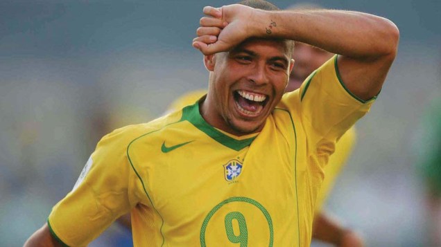 Após fazer o primeiro gol na partida contra a Bolívia, válida pelas eliminatórias Sul-Americanas da Copa de 2006, Ronaldo homenageou sua namorada, na época, Daniela Cicarelli