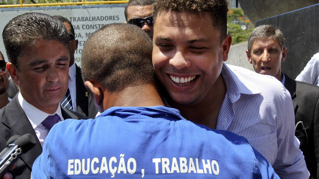 Ronaldo, sob o sol de 40 graus, abraçado pelo operário Lourival dos Santos