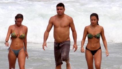 Ronaldo com a namorada, Paula Morais, na praia do Leblon