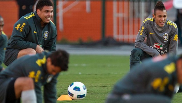 Ronaldo e Neymar durante o treino da seleção brasileira no Estádio do Pacaembu, em São Paulo, antes da despedida do Fenômeno, no amistoso contra a Romênia